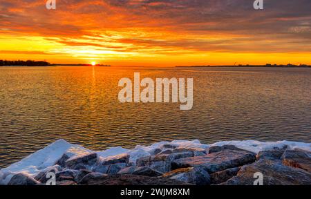 Couleurs d'un coucher de soleil en hiver sur le lac Ontario, Canada Banque D'Images