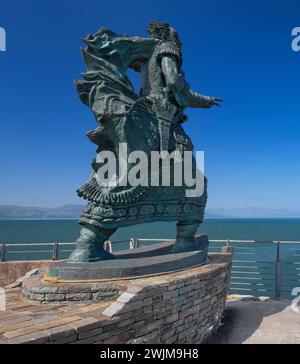 Irlande, comté de Kerry, Fenit, sculpture en bronze de St Brendan le navigateur par Tighe O Donoghue sur Samphire Rock dans le port. Banque D'Images