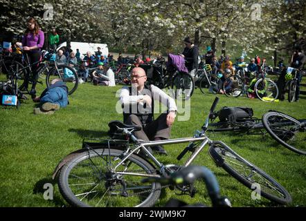 Patrick Harvie, MSP, leader du Scottish Green Party lors d'une manifestation cycliste pour manifester pour des rues plus sûres lors d'une manifestation annuelle de pédalage au Parlement Banque D'Images