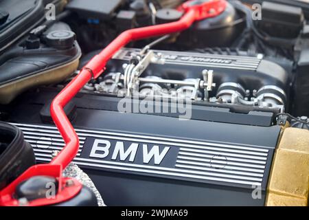 Berlin, Allemagne - 20 août 2022 : photo détaillée de la voiture de BMW E28 M5 1984-1988 logo BMW emblème dans le compartiment moteur sur la mise au point sélective décorative du couvercle du moteur Banque D'Images