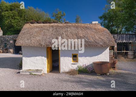 Irlande, comté de Kerry, péninsule d'Iveragh, anneau du Kerry, Glenbeigh, Kerry Bog Village Museum, le Cottage de l'ouvrier appartenant à Denny Riordan. Banque D'Images