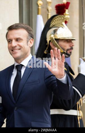 Paris, France. 16 février 2024. Le président français Emmanuel Macron fait un geste devant une réunion à l’Élysée à Paris, le 16 février 2024. Photo par Eliot Blondet/ABACAPRESS.COM crédit : Abaca Press/Alamy Live News Banque D'Images