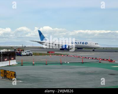 N28987 United Airlines Boeing 787-9 Dreamliner Rollt am am San Francisco International Airport SFO / KSFO zur Startbahn. San Francisco, Kalifornien, États-Unis, Vereinigte Staaten von Amerika, 15.02.2024 *** N28987 United Airlines Boeing 787 9 Dreamliner circulant sur la piste de l'aéroport international de San Francisco SFO KSFO San Francisco, Californie, États-Unis d'Amérique, 15 02 2024 Banque D'Images