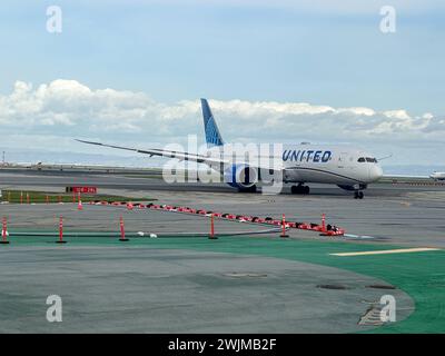 N28987 United Airlines Boeing 787-9 Dreamliner Rollt am am San Francisco International Airport SFO / KSFO zur Startbahn. San Francisco, Kalifornien, États-Unis, Vereinigte Staaten von Amerika, 15.02.2024 *** N28987 United Airlines Boeing 787 9 Dreamliner circulant sur la piste de l'aéroport international de San Francisco SFO KSFO San Francisco, Californie, États-Unis d'Amérique, 15 02 2024 Banque D'Images