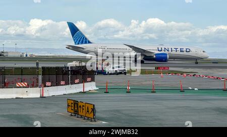 N28987 United Airlines Boeing 787-9 Dreamliner Rollt am am San Francisco International Airport SFO / KSFO zur Startbahn. San Francisco, Kalifornien, États-Unis, Vereinigte Staaten von Amerika, 15.02.2024 *** N28987 United Airlines Boeing 787 9 Dreamliner circulant sur la piste de l'aéroport international de San Francisco SFO KSFO San Francisco, Californie, États-Unis d'Amérique, 15 02 2024 Banque D'Images