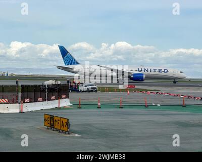 N28987 United Airlines Boeing 787-9 Dreamliner Rollt am am San Francisco International Airport SFO / KSFO zur Startbahn. San Francisco, Kalifornien, États-Unis, Vereinigte Staaten von Amerika, 15.02.2024 *** N28987 United Airlines Boeing 787 9 Dreamliner circulant sur la piste de l'aéroport international de San Francisco SFO KSFO San Francisco, Californie, États-Unis d'Amérique, 15 02 2024 Banque D'Images