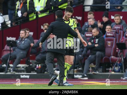 Mikel Arteta, responsable d'Arsenal, félicite Declan Rice d'Arsenal. - West Ham United v Arsenal, premier League, London Stadium, Londres, Royaume-Uni - 11 février 2024. Usage éditorial uniquement - des restrictions DataCo s'appliquent. Banque D'Images