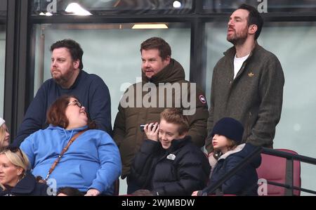 James Corden, présentateur de télévision et fan de West Ham United, regarde depuis les tribunes avec sa femme Julia Carey et a été vu quitter le stade après 60 minutes de match après que West Ham United ait pris 5-0 de retard contre Arsenal. - West Ham United v Arsenal, premier League, London Stadium, Londres, Royaume-Uni - 11 février 2024. Usage éditorial uniquement - des restrictions DataCo s'appliquent. Banque D'Images