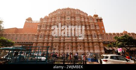 Jaipur, Rajasthan. Inde - 6 novembre 2023 : la zone animée avec beaucoup de monde devant le célèbre bâtiment Hawa Mahal de Jaipur Banque D'Images