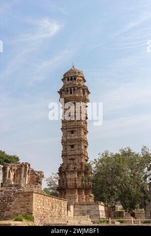 Chittorgarh, Rajasthan, Inde - 4 novembre 2023 : le célèbre stand de victoire ou vijaya stambha du fort de Chittorgarh debout haut sur le ciel bleu clair Banque D'Images