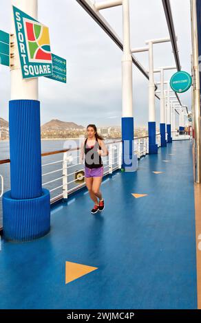 Jeune femme courant place sportive sur le pont, Carnival Panorama Cruise Ship. Banque D'Images