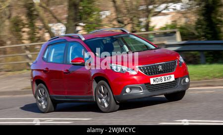 Milton Keynes, UK-13 février 2024 : 2018 rouge Peugeot 2008 voiture conduisant sur une route anglaise Banque D'Images