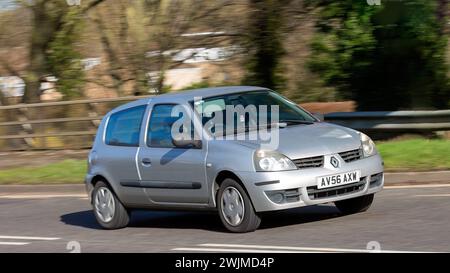 Milton Keynes, UK-13 février 2024 : 2006 voiture Renault Clio argentée conduisant sur une route anglaise Banque D'Images