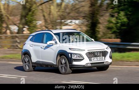 Milton Keynes, Royaume-Uni-Feb 13th 2024 : 2020 Hyundai Kona blanc conduisant sur une route anglaise Banque D'Images