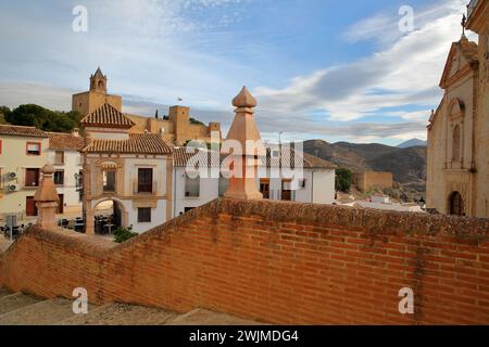 La forteresse Alcazaba vue depuis la place Portichuelo à Antequera, province de Malaga, Andalousie, Espagne, avecChapelle Virgen del Socorro au premier plan Banque D'Images