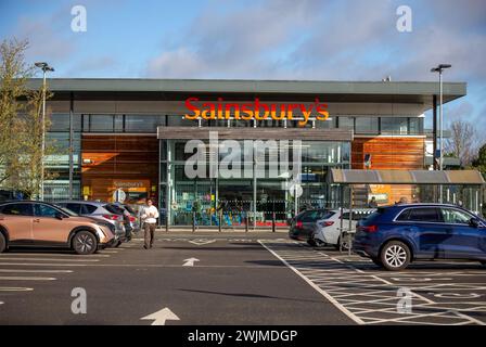 Milton Keynes, Royaume-Uni- 16 février 2024 : supermarché Sainsburys par une journée ensoleillée Banque D'Images