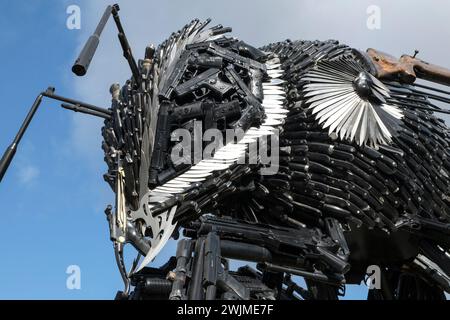 GLOS, Royaume-Uni. 16 février 2024. Anti-violence Bee est exposé aujourd'hui dans le centre-ville de Gloucester dans le cadre d'une tournée nationale. La sculpture anti-violence est entièrement composée de couteaux et d'armes à feu confisqués à Manchester. Soudées ensemble par le British Iron Work Centre en forme d'abeille, les armes ont été collectées sous amnistie par la police du Grand Manchester. Crédit : JMF News/Alamy Live News Banque D'Images