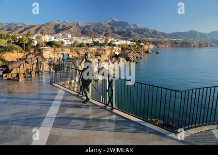 NERJA, ANDALOUSIE, ESPAGNE - 25 DÉCEMBRE 2023 : la statue en bronze du roi Alphonse XII au balcon de Europa Banque D'Images