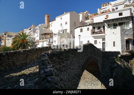 Le village de Salares, Axarquia, province de Malaga, Andalousie, Espagne, avec des maisons blanchies à la chaux, le pont romain et son minaret Banque D'Images