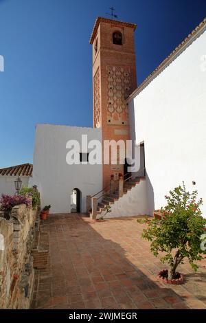 Le minaret ou clocher de Salares, Axarquia, province de Malaga, Andalousie, Espagne, ce qui montre le patrimoine arabe du village Banque D'Images