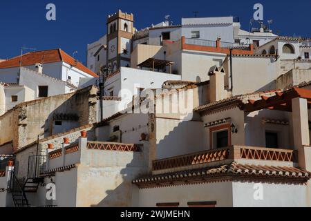 Le village de Salares, Axarquia, province de Malaga, Andalousie, Espagne, avec des maisons de style arabe qui montre le patrimoine arabe du village Banque D'Images