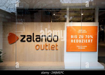 Zalando Outlet DEU, Deutschland, Allemagne, Berlin, 10.02.2024 Werbung bis zu 70 Prozent % Reduziert der verschlossenen filiale Zalando Outlet auf der Tauentzienstrasse Tauentzin in Berlin Deutschland . Der Einzelhandelsverband spricht von einem tiefen Wandel des Kaufverhaltens en : réduction de la publicité jusqu'à 70 % sur une succursale fermée de Zalando Outlet sur la Tauentzienstrasse Tauentzin à Berlin Allemagne. L'association de vente au détail parle d'un changement profond dans le comportement d'achat *** Zalando Outlet DEU, Deutschland, Allemagne, Berlin, 10 02 2024 publicité jusqu'à 70 pour cent réduit d'un Zala fermé Banque D'Images