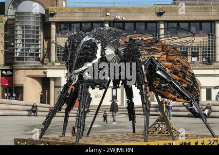 GLOS, Royaume-Uni. 16 février 2024. Anti-violence Bee est exposé aujourd'hui dans le centre-ville de Gloucester dans le cadre d'une tournée nationale. La sculpture anti-violence est entièrement composée de couteaux et d'armes à feu confisqués à Manchester. Soudées ensemble par le British Iron Work Centre en forme d'abeille, les armes ont été collectées sous amnistie par la police du Grand Manchester. Crédit : JMF News/Alamy Live News Banque D'Images