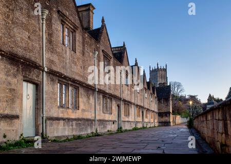 Les almshouses tôt le matin le long de Church Street. Chipping Campden, Cotswolds, Gloucestershire, Angleterre Banque D'Images