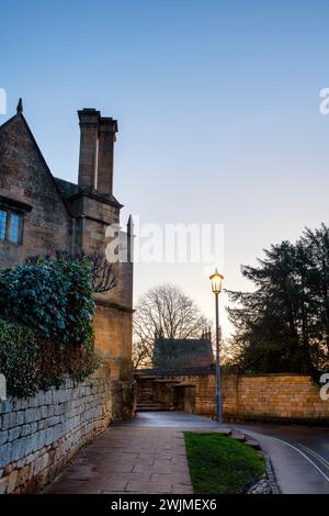 Tôt le matin le long de Church Street. Chipping Campden, Cotswolds, Gloucestershire, Angleterre Banque D'Images