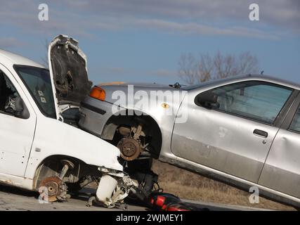 Unités d'incendie et de sauvetage lors d'une formation sur les collisions de voiture sur l'autoroute. Banque D'Images