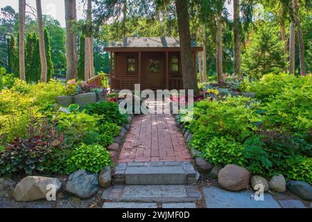 Sentier menant à un abri en bois dans les bois au milieu des jardins de Munsinger Gardens en parfait Cloud, Minnesota États-Unis. Banque D'Images