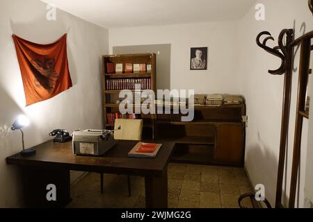 Un bureau dans un bunker souterrain dans le centre de Tirana mis en place en cas d'invasion à l'époque du dictateur Enver Hoxha Banque D'Images