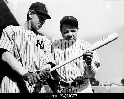 Babe Ruth (à droite) avec l'acteur Gary Cooper dans le film de 1942 The Pride of the Yankees, sur la vie de Lou Gehrig. Banque D'Images