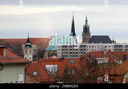 Erfurt 15.02.2024, Erfurt, Blick auf den Dom St.Marien und St.Severi, hinter Haeusern und Wohnscheiben ragen die Kirchtuerme auf *** Erfurt 15 02 2024, Erfurt, vue de la cathédrale St Marien et St Severi, les tours de l'église s'élèvent derrière les maisons et les fenêtres résidentielles Banque D'Images