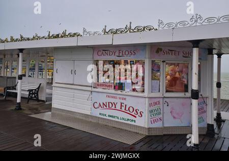 Kiosque traditionnel Candy Floss sur la jetée de Brighton en hiver Banque D'Images