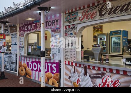 Kiosques de restauration rapide traditionnels sur la jetée de Brighton en hiver Banque D'Images