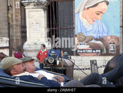 Deux coachs font leur sieste dans leur voiture à Séville en Andalousie, Espagne 2010.vbvanbree fotografie Banque D'Images