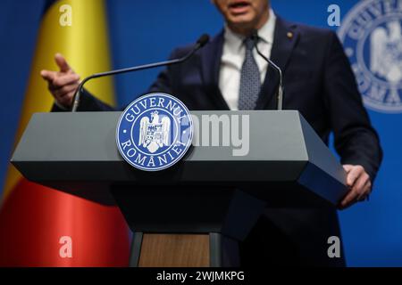 Bucarest, Roumanie - 16 février 2024 : détails avec le logo du gouvernement roumain lors d'une conférence de presse tenue par un ministre ou un politicien. Banque D'Images