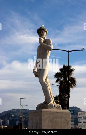 Marseille, France. 15 février 2024. © Samuel Cassar/le Pictorium/MAXPPP - Marseille 15/02/2024 Samuel Cassar/le Pictorium - 15/02/2024 - France/Bouches-du-Rhône/Marseille - la statue de David (point de ralliement - 8eme) - valeurs ACtuelles Out, RUSSIA OUT, NO RUSSIA #norussia/15/02/2024 - France/Bouches-du-Rhône/Marseille - la statue de David (point de ralliement - 8eme) crédit : MAXPPP/Alamy Live News Banque D'Images