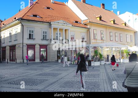 Sibiu, Roumanie - 14 octobre 2023 : Maison avec des «yeux» sur le toit sur la grande place Banque D'Images