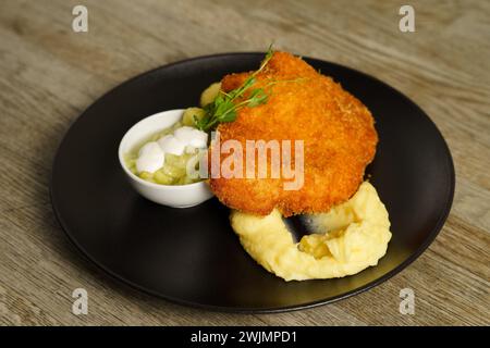 Schnitzel, poulet frit avec salade de concombre et purée de pommes de terre Banque D'Images