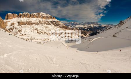 Pistes sur le glacier Marmolada, Dolomites, Italie Banque D'Images