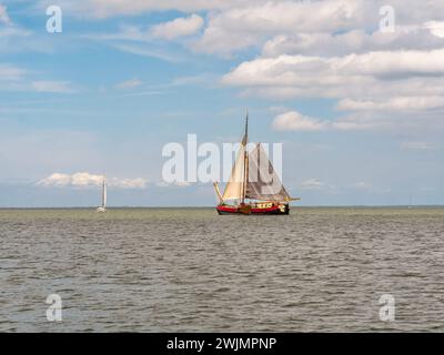 Bateau charter historique de tjalk naviguant sur le lac IJsselmeer aux pays-Bas Banque D'Images