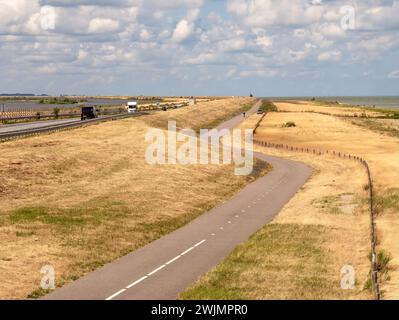 Barrage Houtribdijk reliant Enkhuizen à Lelystad, séparant les lacs IJsselmeer et Markermeer, pays-Bas, en été Banque D'Images