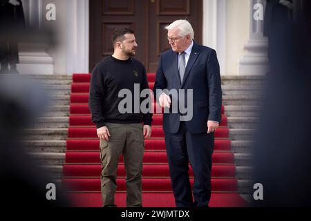 Berlin, Allemagne. 16 février 2024. Le président ukrainien Volodymyr Zelenskyy, à gauche, est accueilli par le président allemand Frank-Walter Steinmeier, à droite, à son arrivée pour des entretiens au château de Bellevue, le 16 février 2024 à Berlin, en Ukraine. Crédit : Pool photo/Bureau de presse présidentiel ukrainien/Alamy Live News Banque D'Images