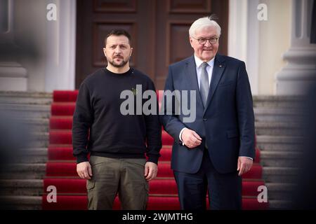 Berlin, Allemagne. 16 février 2024. Le président ukrainien Volodymyr Zelenskyy, à gauche, est accueilli par le président allemand Frank-Walter Steinmeier, à droite, à son arrivée pour des entretiens au château de Bellevue, le 16 février 2024 à Berlin, en Ukraine. Crédit : Pool photo/Bureau de presse présidentiel ukrainien/Alamy Live News Banque D'Images