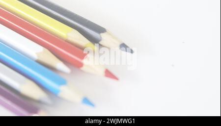 Image du texte de vente sur des sacs à provisions multicolores et des crayons de couleur sur fond blanc Banque D'Images