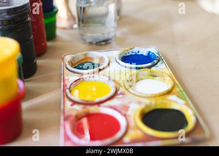 Une palette d'aquarelles vibrante se trouve sur une table, prête pour un artiste Banque D'Images