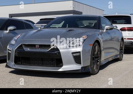 Indianapolis - 11 février 2024 : présentation de la Nissan GT-R chez un concessionnaire. Nissan propose la GT-R comme une voiture de sport qui bat le monde. Banque D'Images