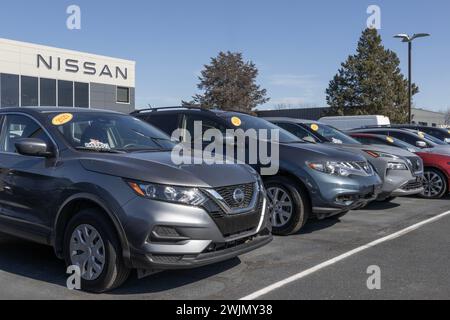 Indianapolis - 11 février 2024 : présentation de voitures d'occasion Nissan chez un concessionnaire. Avec des problèmes d’approvisionnement, Nissan achète et vend des véhicules d’occasion pour répondre à la demande Banque D'Images